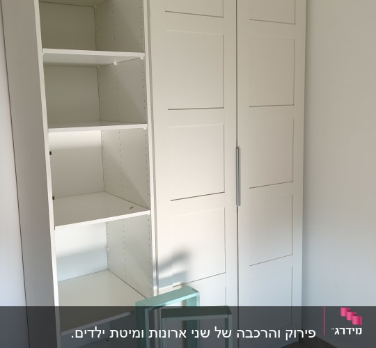 ארון לבן עם מדפים ודלתות בחדר ריק